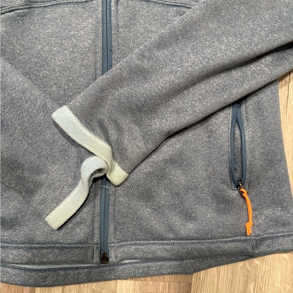 The North Face Women's Two-Tone Blue Fleece Jacket - Picture 6 of 8